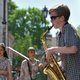 Slim vakantiebaantje: Niek (13) haalt bakken met geld binnen met zijn saxofoonskills