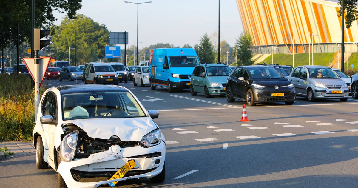 Verkeer aan oostkant Apeldoorn muurvast na aanrijding op ringweg.