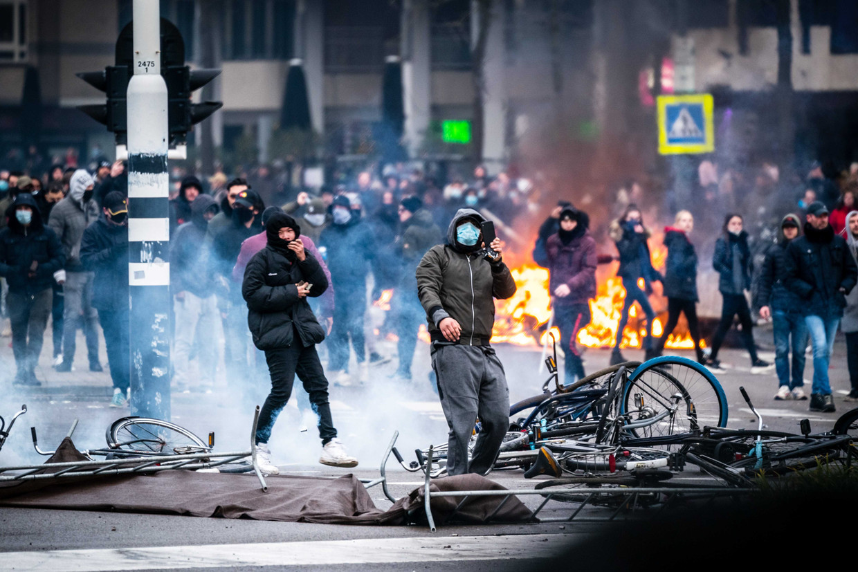 Demonstranten werpen barricades van fietsen op en worden later door de Mobiele Eenheid van het 18 Septemberplein in Eindhoven verwijderd. 