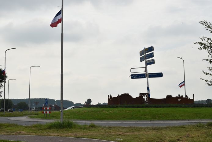 Op tientallen plaatsen in de Bommelerwaard hebben boeren Nederlandse vlaggen ondersteboven opgehangen als protest tegen het stikstofbeleid van het kabinet. Ook bij de rotonde op de Van Heemstraweg in Zaltbommel hangen vlaggen.