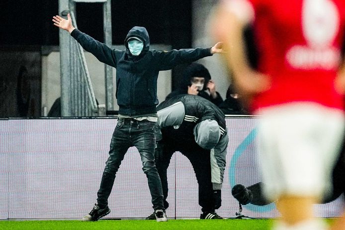 Supporters op het veld bij de wedstrijd AZ-NEC, vorige week. Om soortgelijke taferelen in Zwolle te voorkomen, roept PEC de supporters op om zaterdag thuis te blijven.