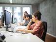 Het leed dat flexwerkplek heet: ‘We doen nog net geen plasjes over ons bureau’