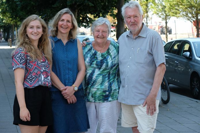 Amber Paris (22), haar moeder Ilse van Dienderen (49), oma Jeannine Weyers (74) en opa Hugo van Dienderen (75).
