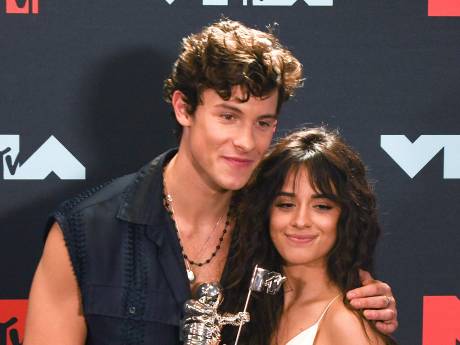 Camila Cabello en Shawn Mendes brengen kerstduet uit en doneren 100.000 euro aan goed doel