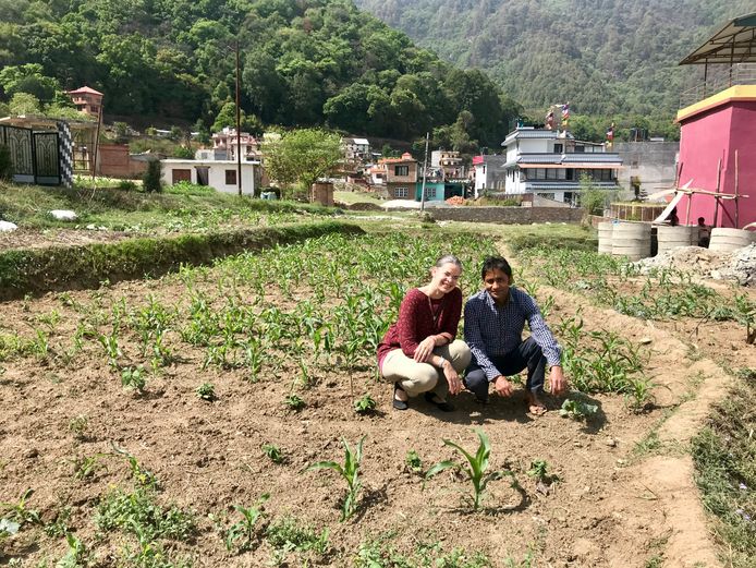 Ilse Sapkota-Bennink en haar man Shiva in hun moestuin aan de rand van de Nepalese hoofdstad Kathmandu.