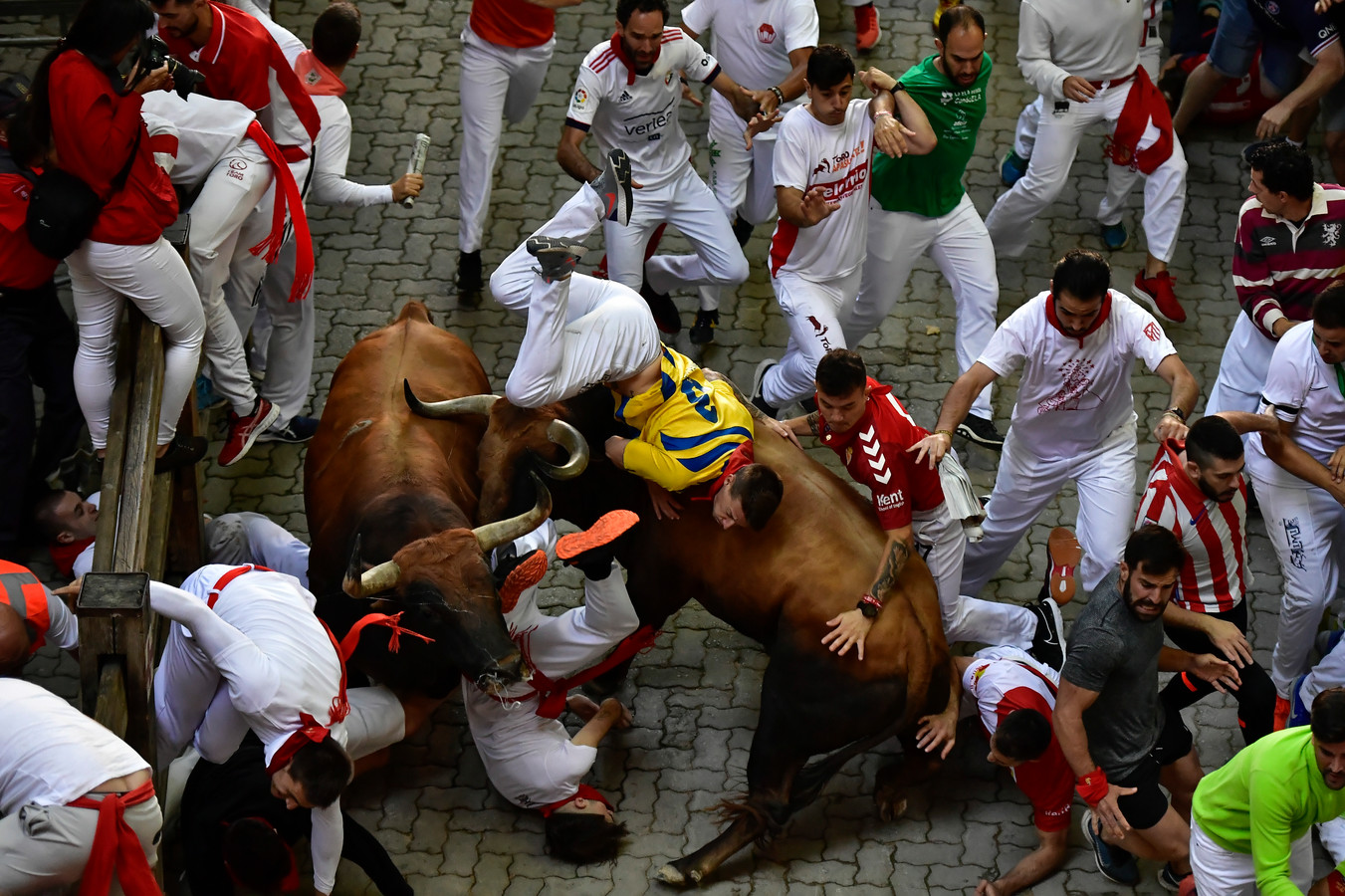 Un coureur téméraire se fait propulser pendant qu'un autre tombe face aux taureaux du festival de San Fermin.