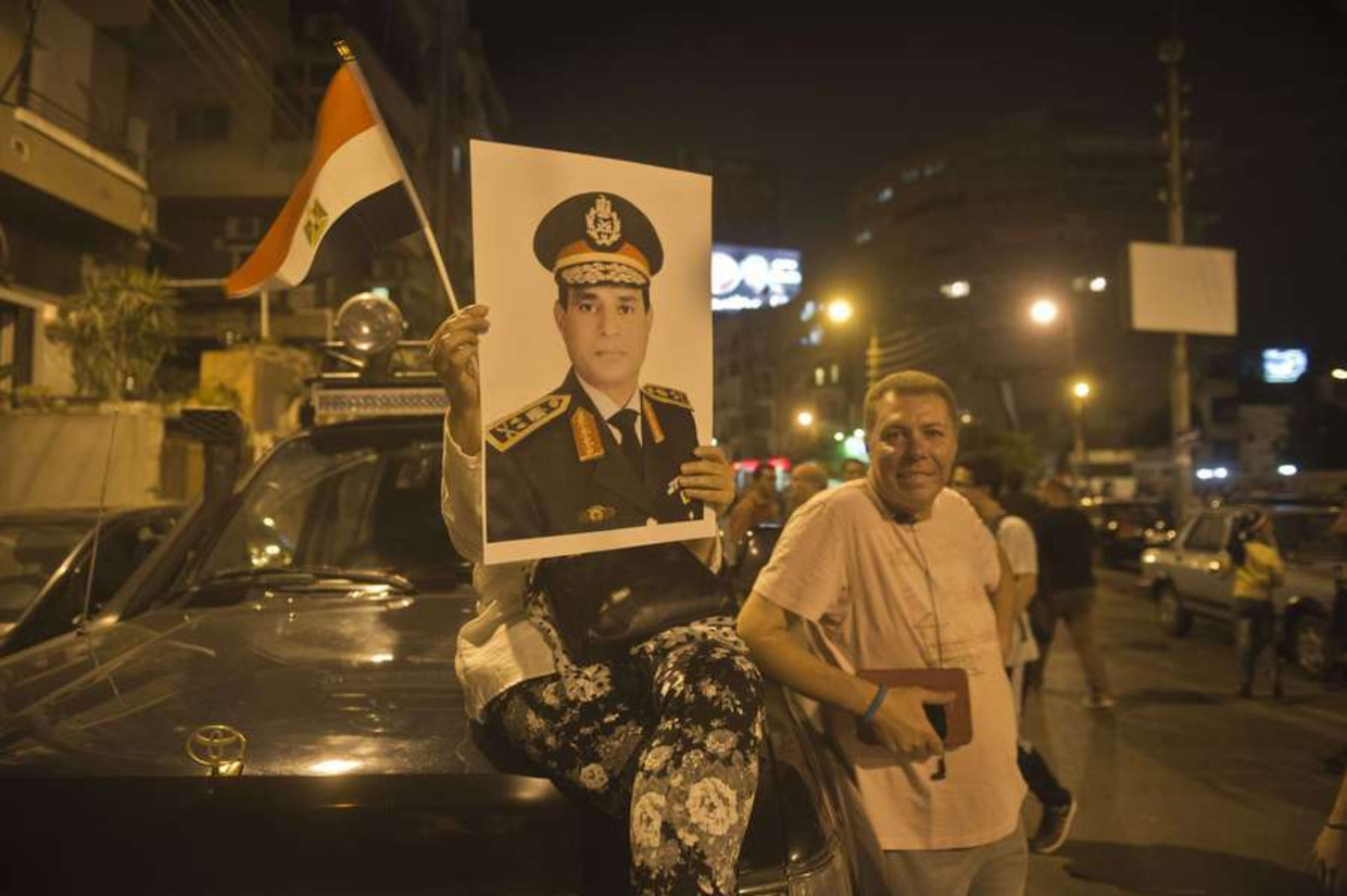 Betogers in Caïro droegen maandag portretten van legerleider Abdel Fattah al-Sisi met zich mee. Beeld afp
