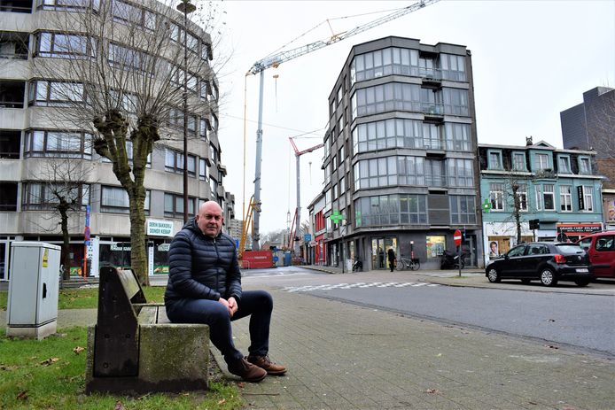 Schepen van Ruimtelijke Ordening Luc Van Waesberghe (Vooruit) op de Grote Markt waar volop gebouwd wordt.