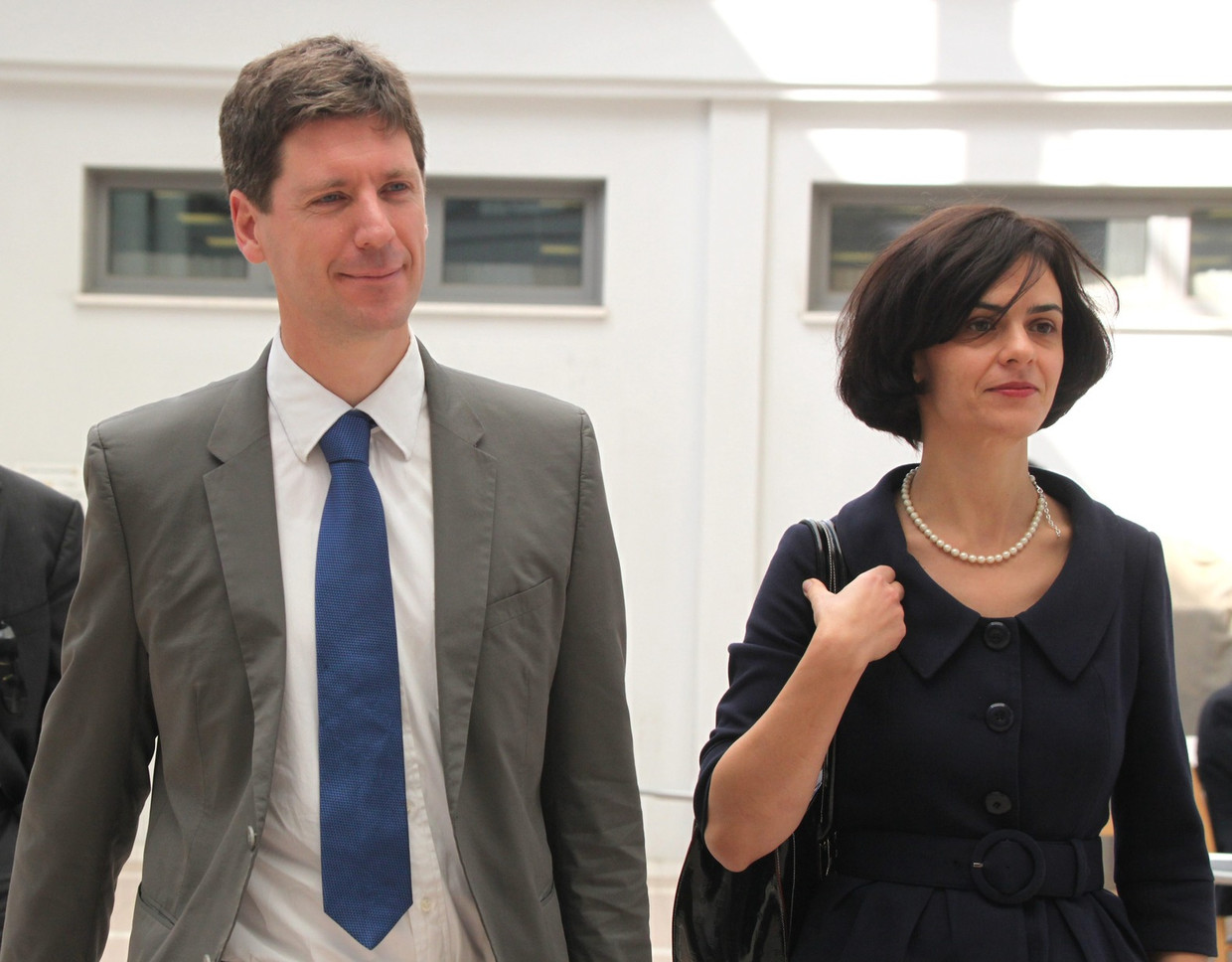 Maarten Verwey, hier samen met Delia Velculescu van het IMF op Cyprus in 2014. Beeld Epa