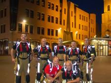 Zeven brandweermannen lopen met bepakking mee op de minimarathon van Etten-Leur