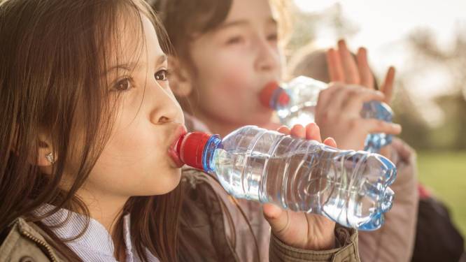 School in Nederland verplicht kinderen water te drinken, ouders boos: "Water is voor honden"