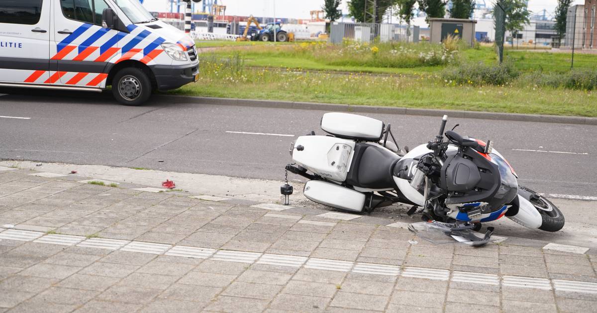 Dit is verschrikkelijk: "Het omgekomen slachtoffer ligt op de Waalhavenweg, net voor de kruising van de Eemhavenweg en Droogdokweg, een paar honderd meter van zijn motor vandaan.”.