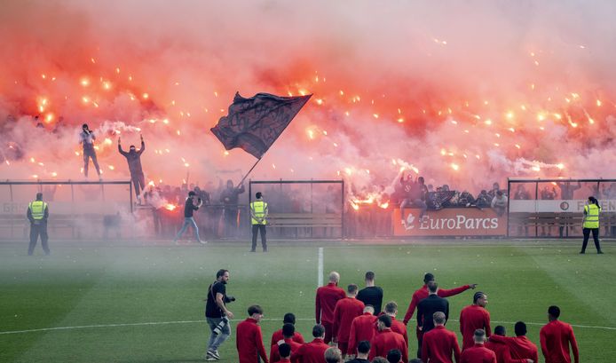 Fakkels, vuurwerk en gezang: Feyenoordspelers opgezweept bij laatste ...