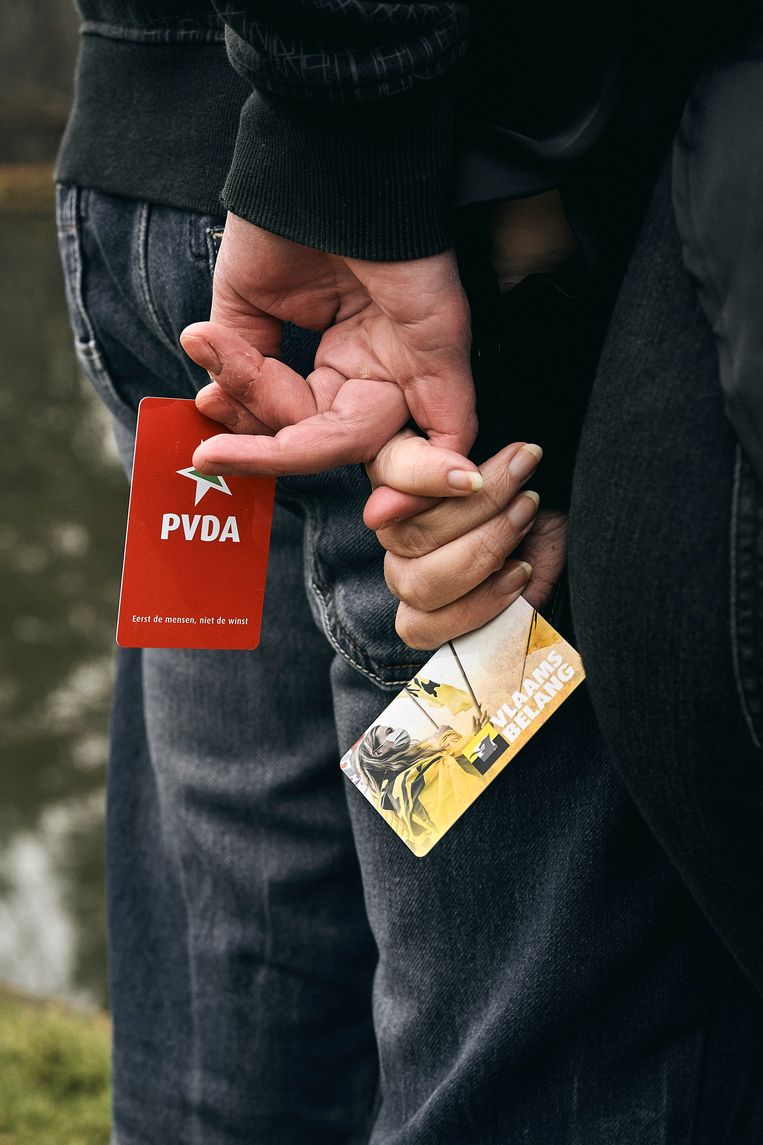 Mike en Joke, met hun partijkaarten. Hij: ‘Ik ga niet mee flyeren voor Vlaams Belang, maar ik lees wel Jokes teksten na voor ze die online zet.’ Beeld Thomas Nolf