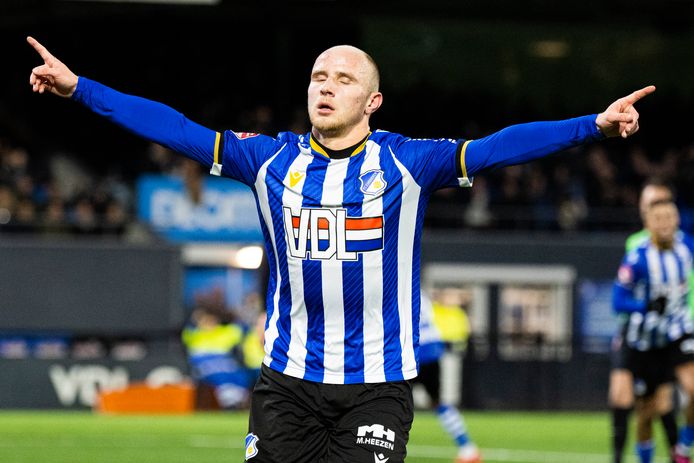 Evan Rottier viert de winnende 1-0 tegen Heracles Almelo, tevens de laatste goal van FC Eindhoven.