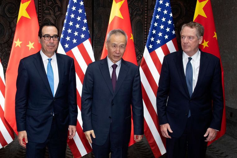 De Chinese Vice Premier Liu He, tussen de Amerikaanse vertegenwoordigers, Robert Lighthizer (rechts) en Steve Mnuchin (links).(Photo by Ng Han Guan / POOL / AFP) Beeld AFP