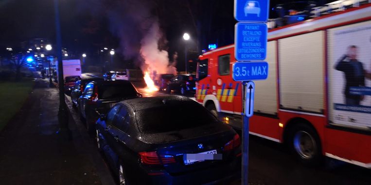 Ook in Schaarbeek brandde een wagen uit. Beeld Marc Baert