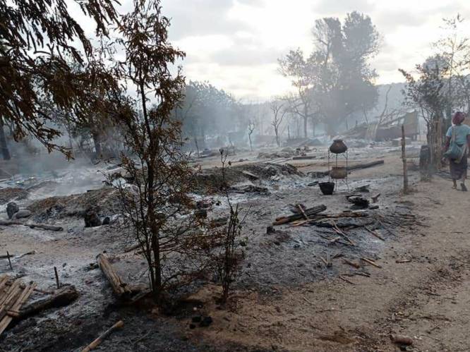 Myanmarese leger steekt volledig dorp in brand