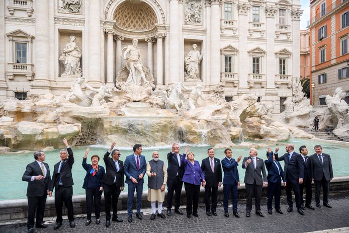 De leiders van de G20-landen poseren voor de Trevi-fontein in Rome. Ze gooien een muntje in de fontein voor geluk.