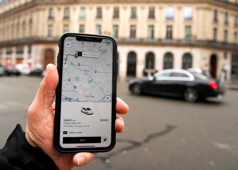 De Uber-app op een mobiele telefoon in het centrum van Parijs. Beeld REUTERS