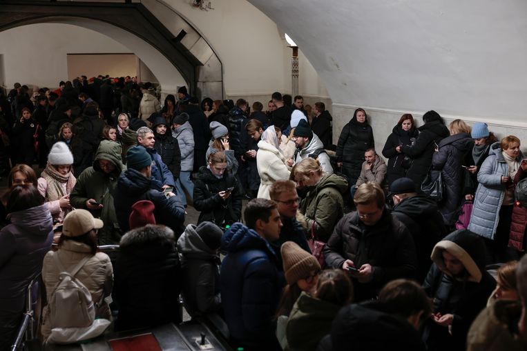 In Kiev schuilen burgers voor nieuwe Russische raketaanvallen. Beeld Getty Images