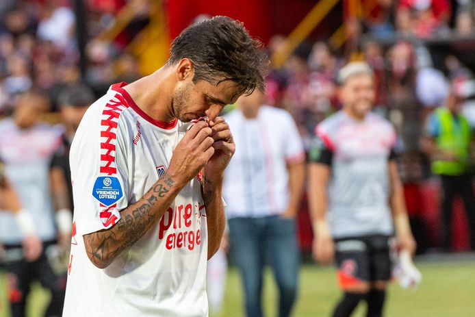 Bryan Ruiz kisses the captain's armband.