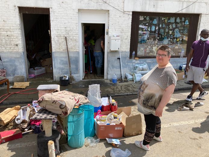 Nadine Texhy devant ses affaires mouillées. "Les gens de Liège ont eu plus de mal à s'en sortir.”