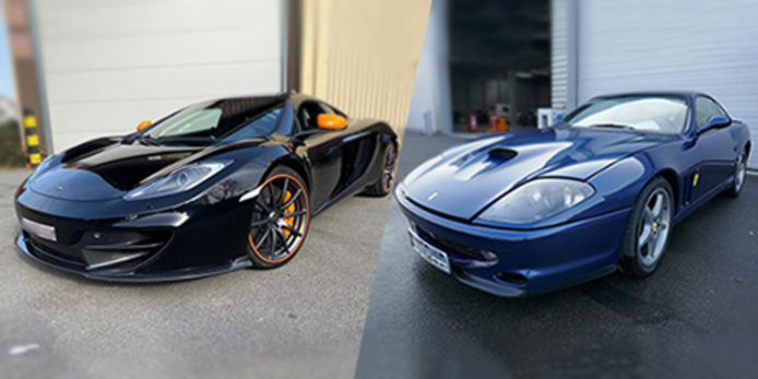 De zwarte McLaren en donkerblauwe Ferrari.