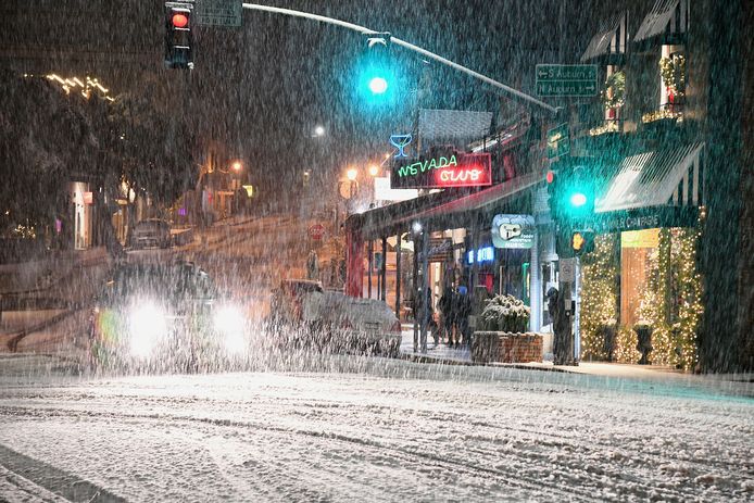 Automobilisten navigeren door het centrum van Grass Valley, Californië tijdens sneeuwval op 14 december.