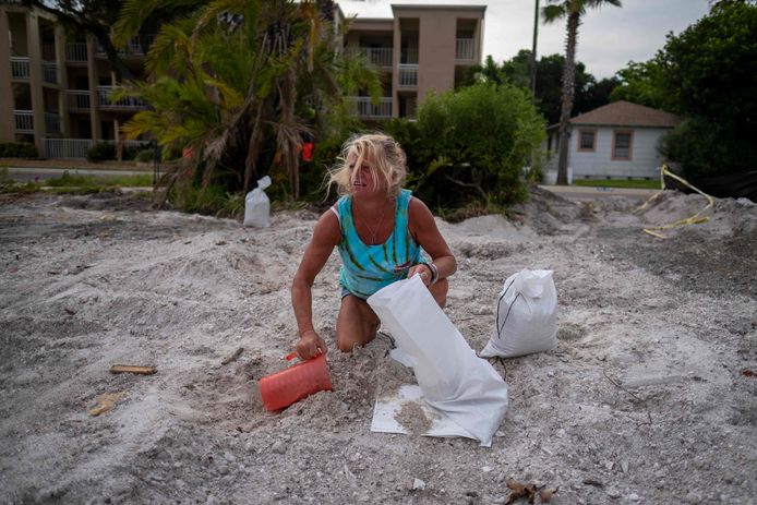 Ook Barbara vult zandzakjes op St. Pete Beach in Florida.