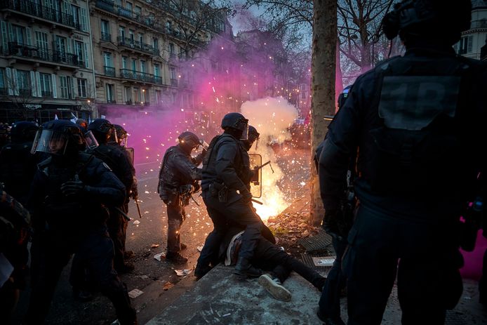 De Franse oproerpolitie arresteert een demonstrant in Parijs. Beeld van 19 januari.
