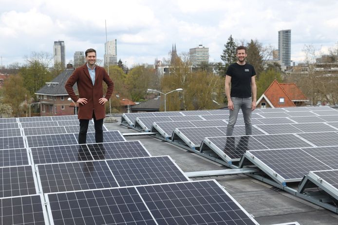 Wethouder Rik Thijs (links) en Jos Timmers van het Parktheater op het dak van het Parktheater waar sinds kort zonnepanelen liggen