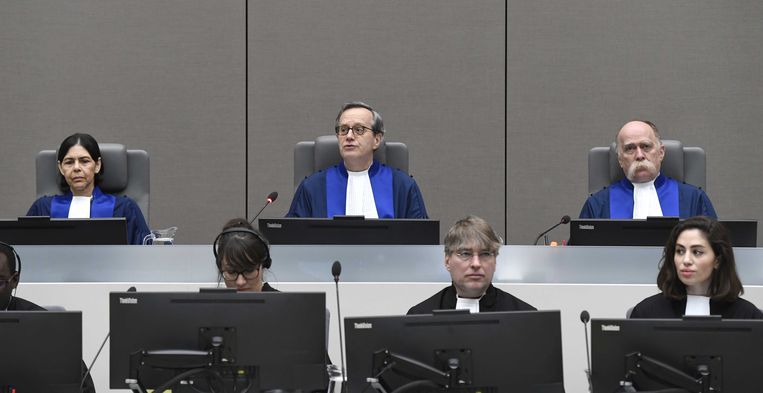 (VLNR) Rechter Olga Herrera-Carbuccia,  voorzitter Marc Perrin de Brichambaut, Peter Kovacs in de rechtzaal. Het ICC eist herstelbetalingen in zaak Katanga. De Congolese militieleider Germain Katanga is eerder veroordeeld voor oorlogsmisdaden in Congo. Beeld ANP