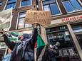 Dierenactivisten demonstreren tegen foie gras bij vier Amsterdamse restaurants: ‘We willen de dieren niet in de steek laten’