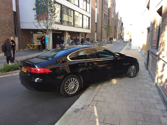 De zwarte Jaguar met Nederlandse nummerplaat werd in de Rodestraat klemgereden.