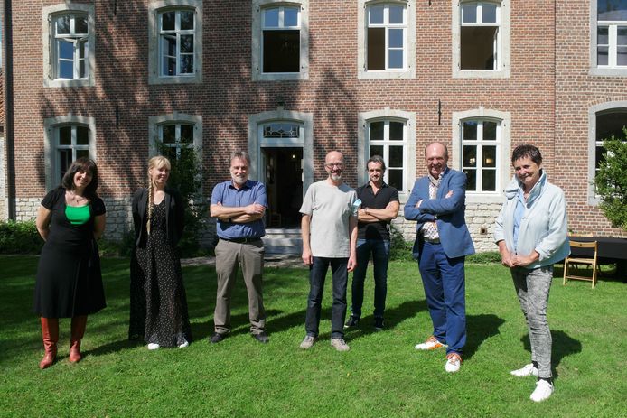 Van links naar rechts stellen Hilde Vanhove, Jana Arns, Dominique Genin, Jan Scholiers , Steven Palmen en Eddy Verloes hun werken tentoon in de oude pastorie van eigenares Nikki Huts (uiterst rechts op de foto). Danielle Matthys ontbreekt op de foto maar toont er ook haar creaties.