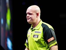 Michael van Gerwen wacht operatie aan ‘tintelende’ werparm: ‘Juiste moment om probleem op te lossen’