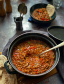 Spicy paddenstoelen-linzenstoof met pitabrood