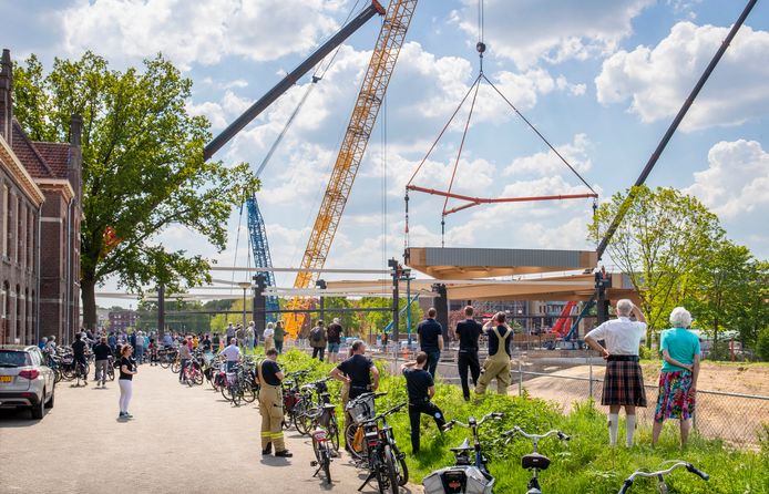 Met open mond kijken naar ‘fascinerend’ hijswerk in Ede: ‘We lopen voor ...