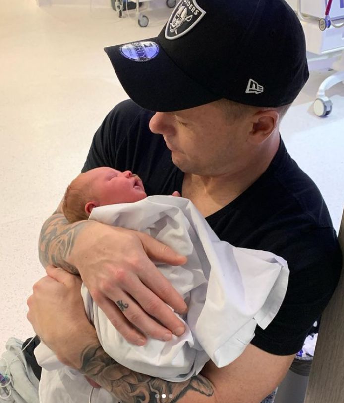 Danny Vukovic met pasgeboren zoontje Axel.