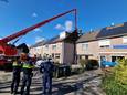 Met een hoogwerker controleerde de brandweer of de dakdekkers het vuur goed gedoofd hadden op de Bruinissestraat in Arnhem.