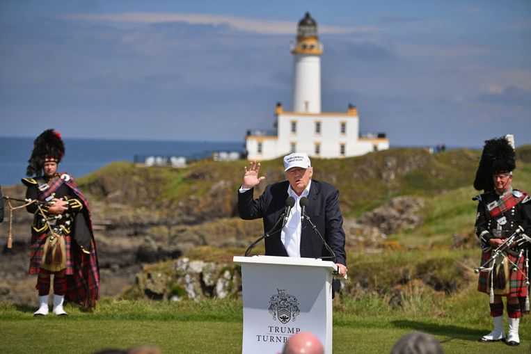 Trump op een van zijn Schotse golfbanen, die hij de afgelopen jaren grotendeels met cash geld zou hebben betaald. Beeld Getty Images