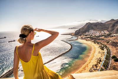 Werkloze vrouw ‘vergeet’ te melden dat ze al 5 jaar op vakantie is in Tenerife: 33.500 euro aan uitkeringen onterecht ontvangen