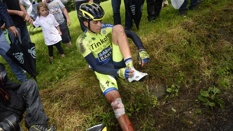 Contador maakt zich op om met een gebroken scheenbeen verder te fietsen Beeld AFP