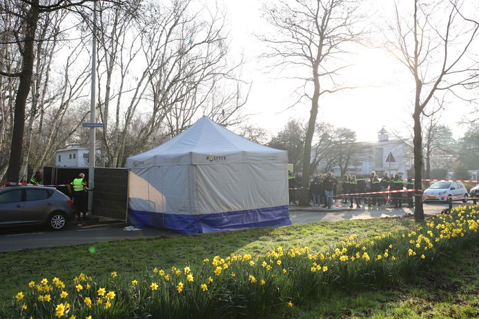 Over een van de slachtoffers is een witte tent geplaatst.  Het andere slachtoffer werd met spoed naar het ziekenhuis gebracht.