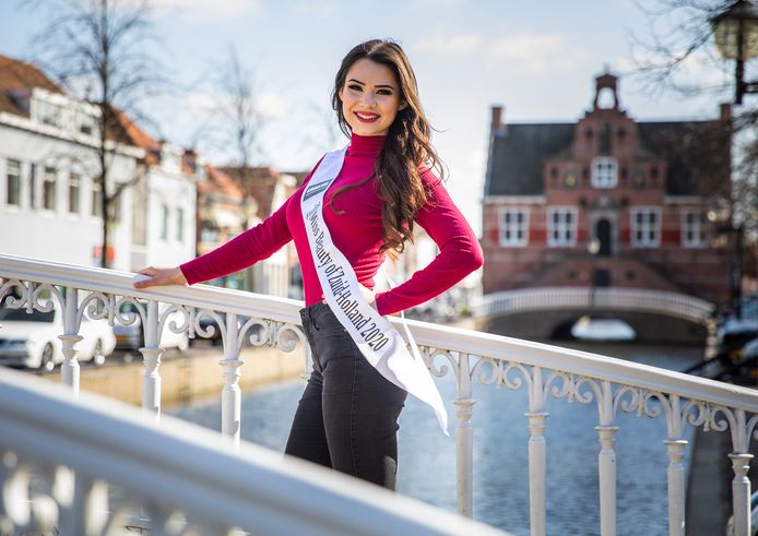 Vera van Workum, bij de start van het misstraject poserend in haar woonplaats Oud-Beijerland