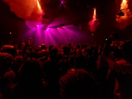 De Amsterdamse nachtcultuur snakt naar perspectief: ‘We zijn de bange haas van Europa’