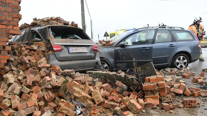 Het ongeval gebeurde op het kruispunt van de Potteriestraat met de Geluwestraat in Beselare. De schade was aanzienlijk.