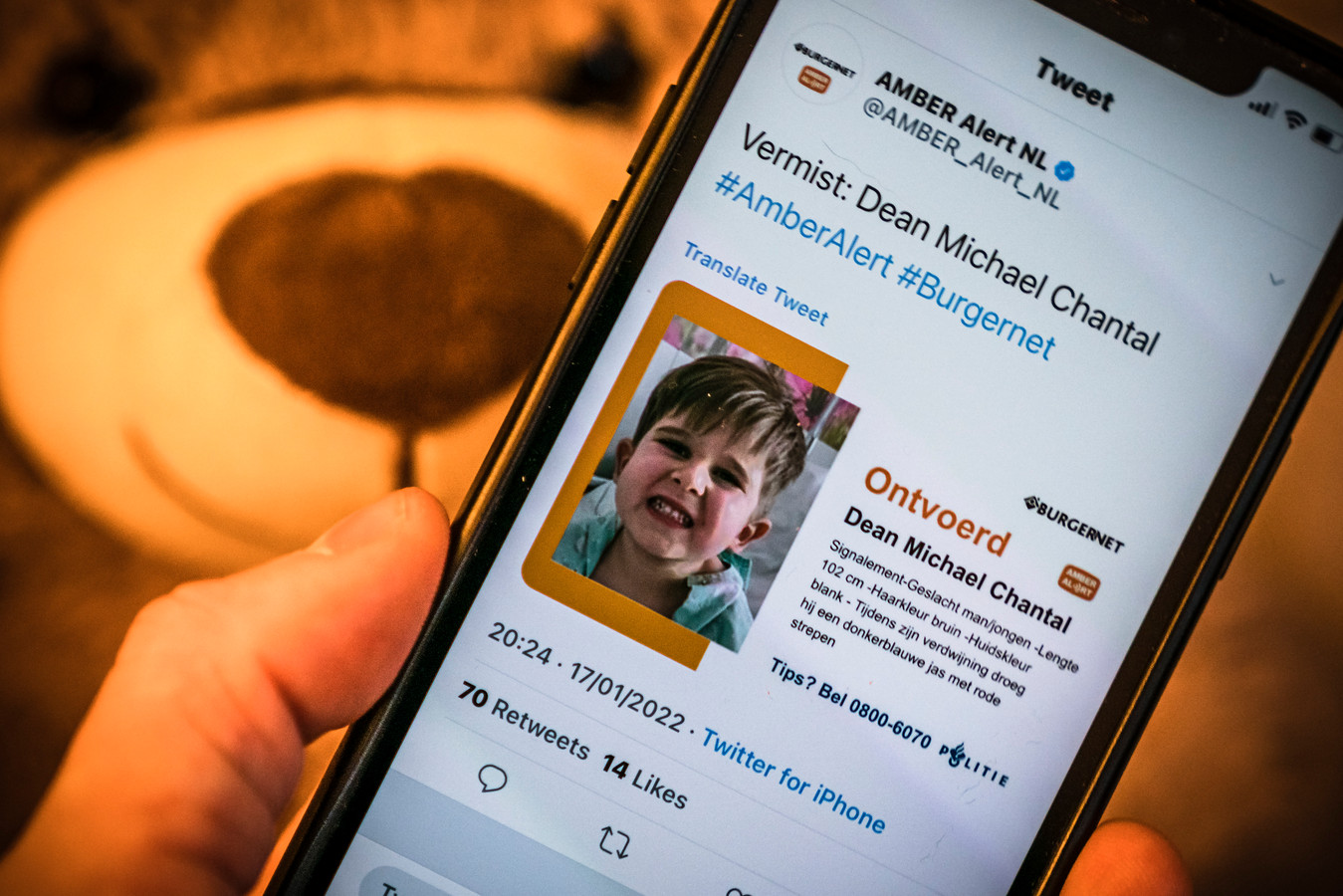 Een mobiele telefoon met het Amber Alert voor de vermiste 4-jarige Dean Michael Chantal uit België. De kleuter werd meegenomen door een 34-jarige man die inmiddels is gearresteerd in Meerkerk.