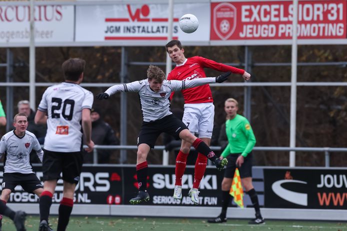 Excelsior’31-speler Dérian Reinders wint in de lucht van een speler van FC Rijnvogels. Het duel op 3 december betekende de derde en vooralsnog laatste competitiezege van de Rijssenaren.